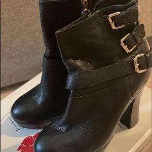 Women black leather boots with side zipper and buckle in excellent condition